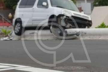  Una furgoneta impacta contra la rotonda de Daora, en el casco de Telde (Foto TA)