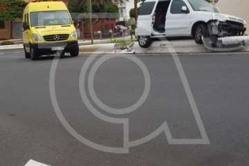  Una furgoneta impacta contra la rotonda de Daora, en el casco de Telde (Foto TA)