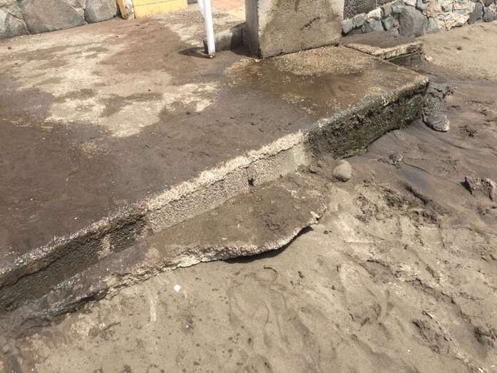 Estado de la plataforma de una de las duchas en Salinetas (Foto TA)