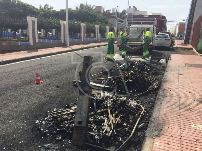 Estado en que quedaron los tres contenedores (Foto TA)