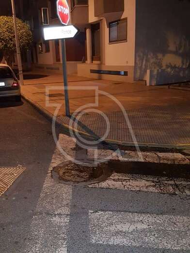 Arqueta de la red de alcantarillado por la que salen las aguas negras (Foto TA)