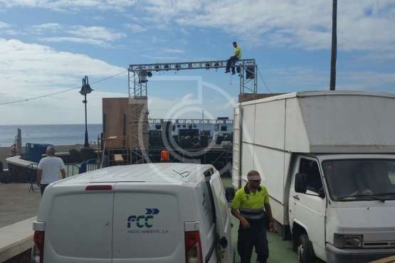 Montaje del escenario de Melenara sin medidas de seguridad (Foto TA)