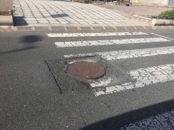 La arqueta que denuncian los vecinos de la zona (Foto TA)