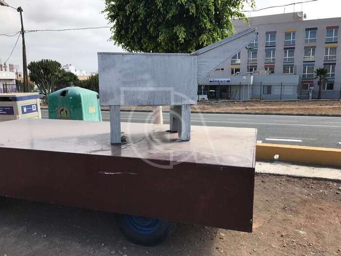 Una de las carretas en el aparcamiento frente a El CAE (Foto TA)