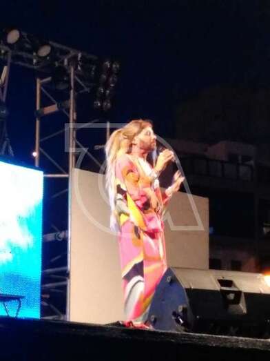 Momento de la actuación del humorista Javicombé, anoche en Melenara (Foto TA)