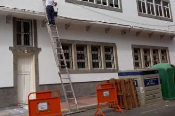 Reparación de la fachada del edificio de Educación en Los Llanos (Foto TA)