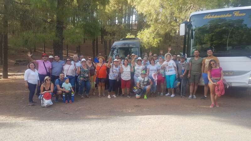 Grupo de vecinos de Melenara, este domingo en la cumbre grancanaria (Foto TA)