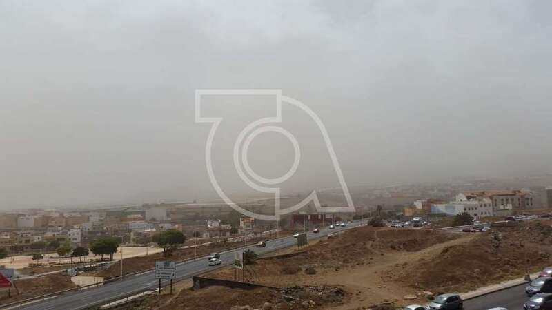 Polvo sahariano en suspensión cubre el cielo de Telde, a primera de esta tarde (Foto Jesús Ruiz Mesa)