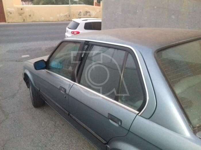 Los ladrores apalancaron la puerta del conductor