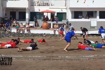 Exhibición de lucha canaria en la playa de Ojos de Garza (Foto cedida por el CL Castro Morales)