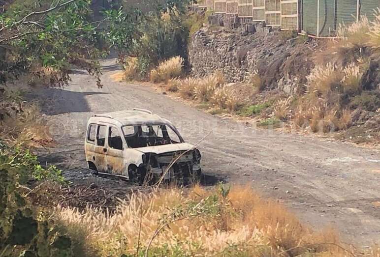 La furgoneta quedó completamente calcinada (Foto TA)