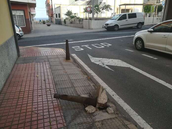 Destrozos en la acera de una calle por la caída de un bolardo (Foto TA)