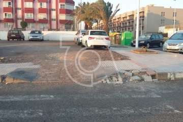 Aceras en mal estado en Clavellinas (Foto TA)