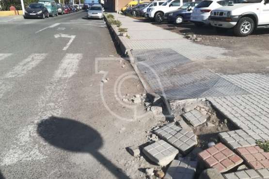 Aceras en mal estado en Clavellinas (Foto TA)