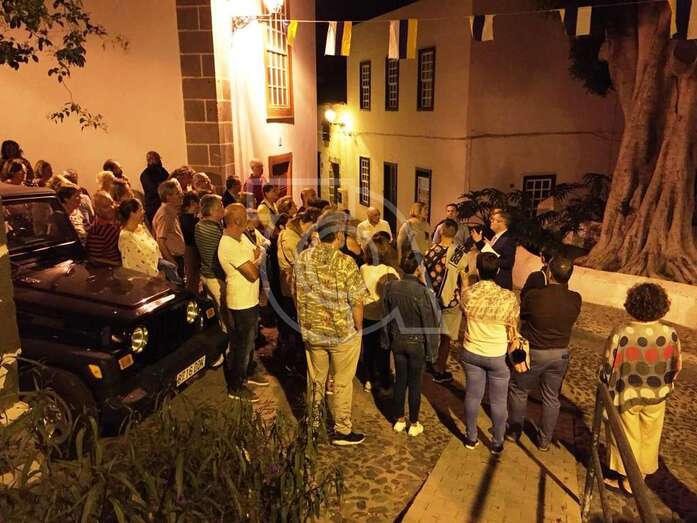 El cronista, esta noche, diserta debajo del Árbol Bonito, uno de los lugares emblemáticos de San Francisco (Foto TA)