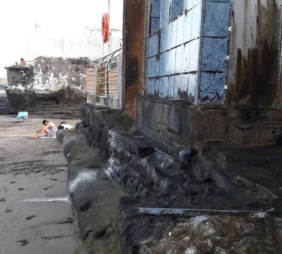 Los bajantes salen de las casas y vierten directamente en la orilla (Foto TA)
