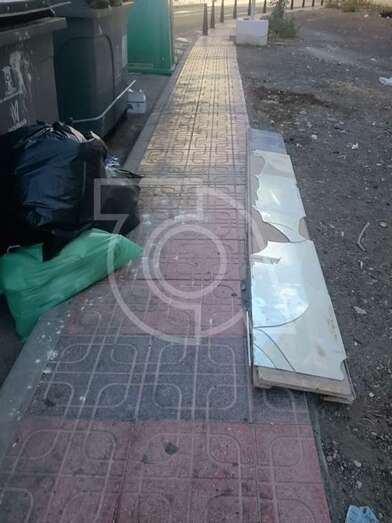 Espejo rectangular roto en trozos depositado sobre la acera en Los Llanos (Foto TA)
