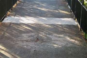 El puente peatonal sobre el Barranco de Tundidor, en mal estado (Foto TA)