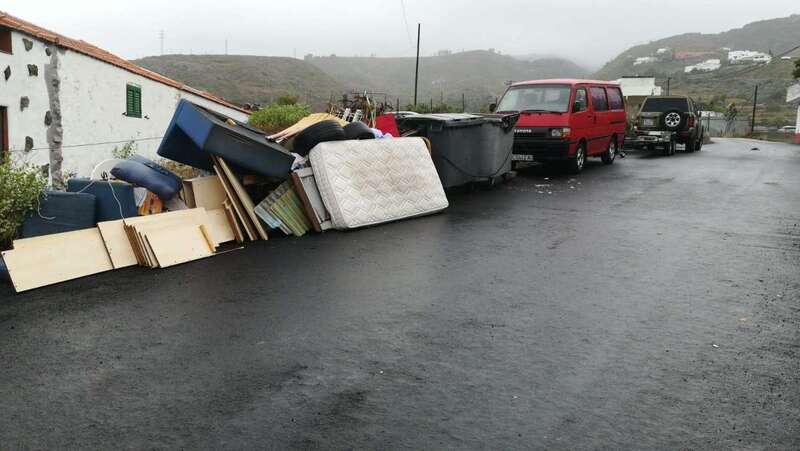 Gran cantidad de enseres junto a contenedores de basura, hoy en La Breña (Foto TA)