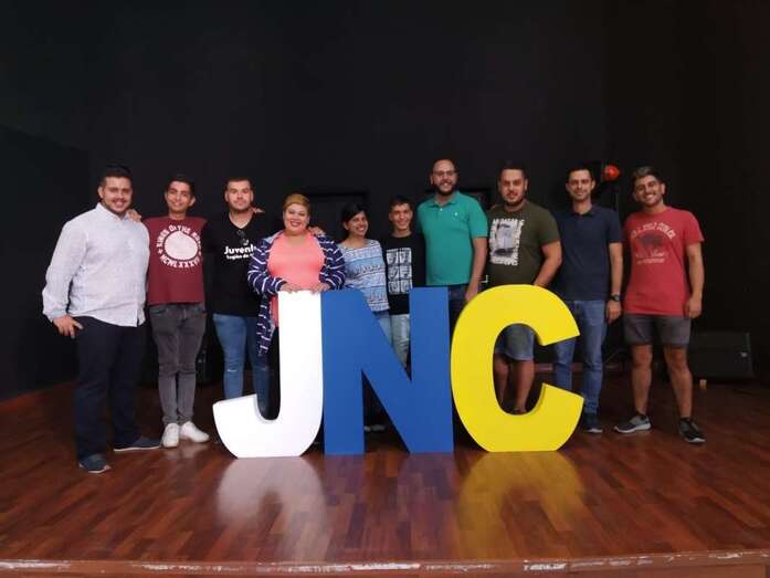 Grupo de jóvenes que intervienen en el encuentro nacionalista que se celebra en Arrecife (Foto TA)