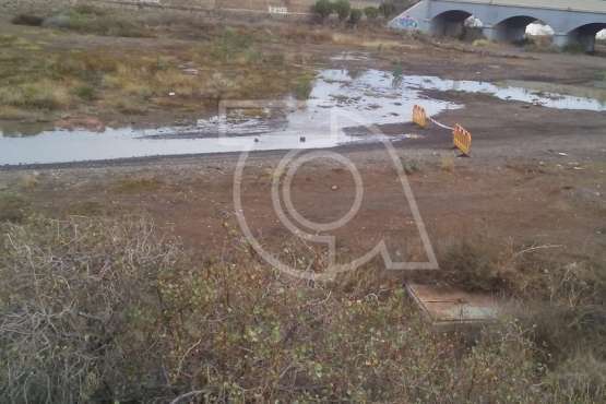 Río de aguas negras en el cauce medio del Barranco de Telde (Foto TA)