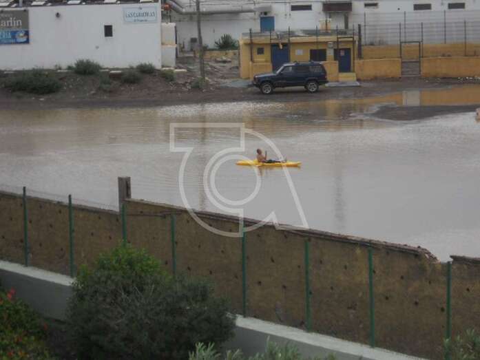 El intrépido piragüista en el lago de Melenara (Foto TA)