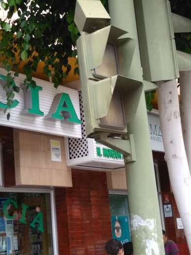 Semáforo fuera de servicio en el paso de peatones frente al Mercado Municipal (Foto TA)