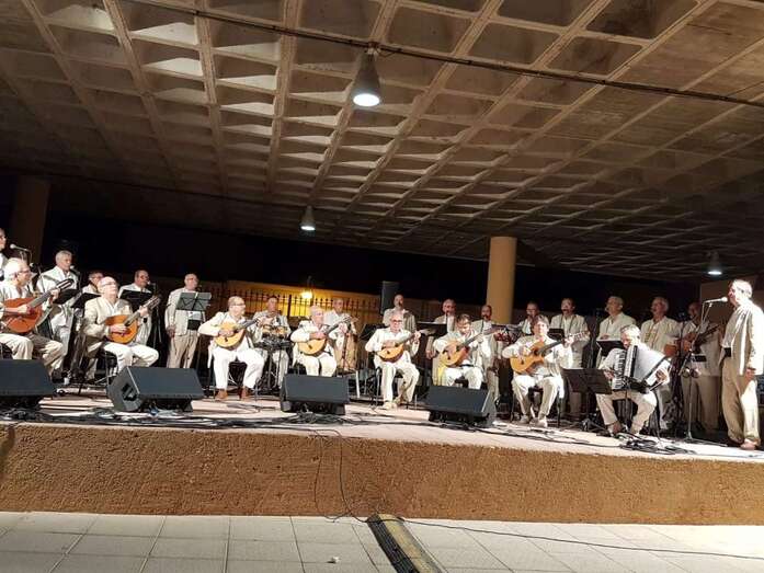 El grupo que dirige Antonio Cejudo dio anoche un concierto en Castillo del Romeral (Foto TA)