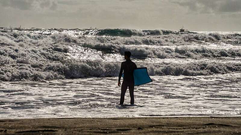 Una surfero observa el estado del mar en la playa de Salinetas (Foto Daida Pérez)