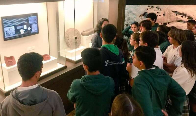 Los alumnos escuchan las explicaciones de una especialista en El Museo Canario (Foto TA)