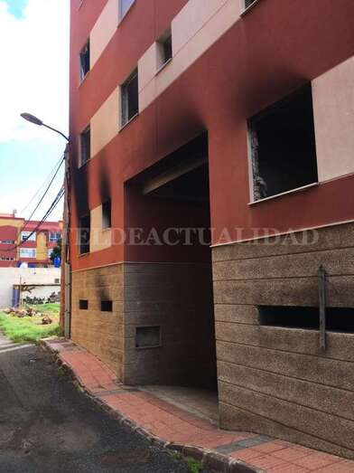 Otro incendio en el edificio abandonado de la calle Petrarca (Foto TA)