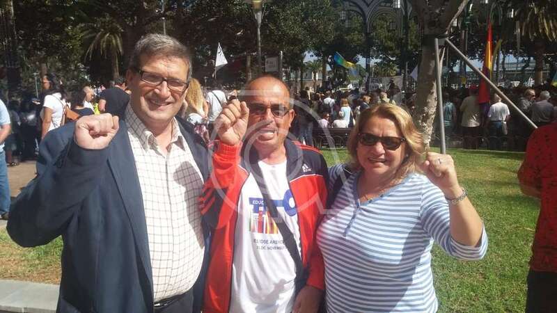 Miembros de Podemos y el ciudadano teldense José Luis Florido en la protesta que tuvo lugar en la capital grancanaria (Foto TA)
