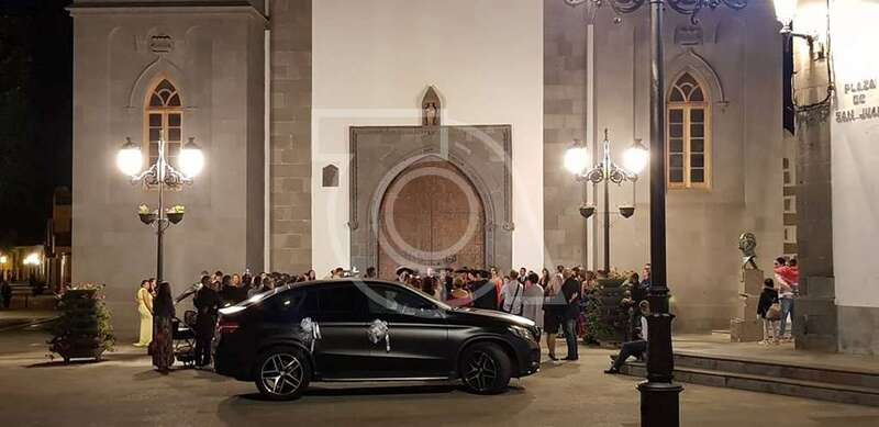El vehículo de los recién esposados en media plaza de San Juan (Foto TA)