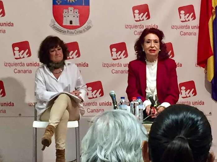 Momento de la charla de anoche en Telde de Lidia Falcón (Foto TA)