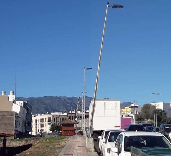 La farola amenaza con caer sobre la Rambla Pedro Lezcano, donde se instalaron las atracciones de las fiestas de San Gregorio (Foto TA)