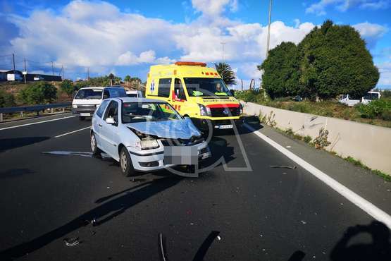 Tres vehículos implicados en una colisión por alcance en la GC-1, a la altura del aeropuerto (Foto TA)