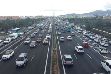 Tres vehículos implicados en una colisión por alcance en la GC-1, a la altura del aeropuerto (Foto TA)