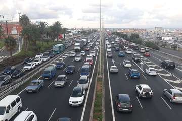 Tres vehículos implicados en una colisión por alcance en la GC-1, a la altura del aeropuerto (Foto TA)