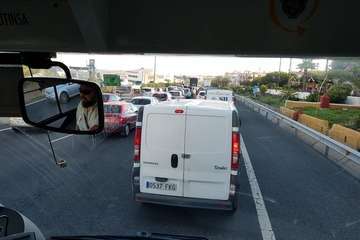 Tres vehículos implicados en una colisión por alcance en la GC-1, a la altura del aeropuerto (Foto TA)