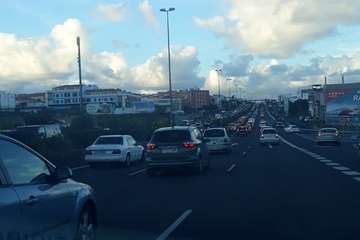 Tres vehículos implicados en una colisión por alcance en la GC-1, a la altura del aeropuerto (Foto TA)