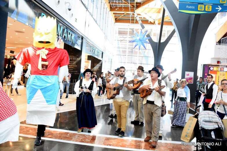 Imagen del pasacalles este mediodía en el CC El Mirador (Foto Antonio Alí)