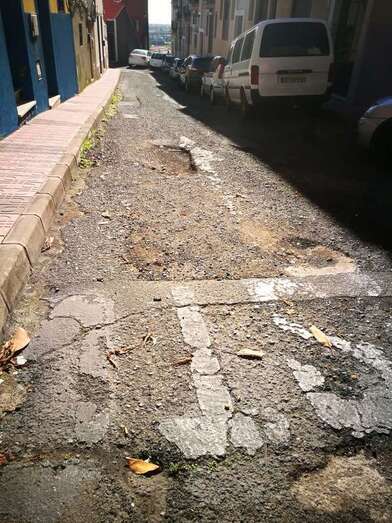La calle presenta numerosos socavones (Foto TA)