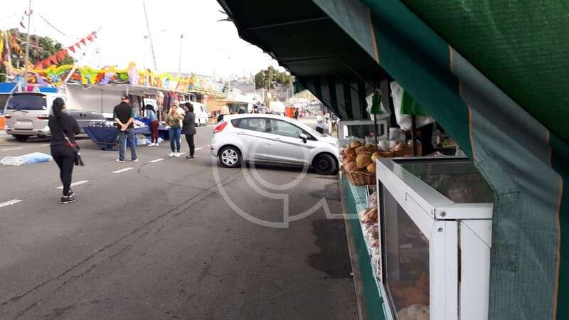 El vehículo aparcado dificulta el tránsito de personas por la rambla central que queda entre los puestos (Foto TA)