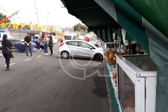  Un vehículo va de compra al mercadillo de Jinámar (Foto TA)