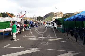  Un vehículo va de compra al mercadillo de Jinámar (Foto TA)