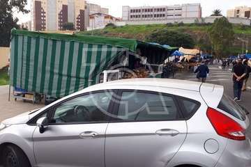  Un vehículo va de compra al mercadillo de Jinámar (Foto TA)