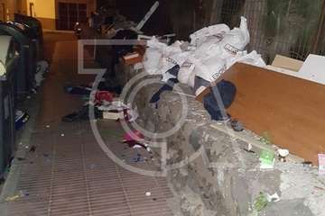 La falta de civismo llena Barrio Ponce de enseres y basura (Foto TA)