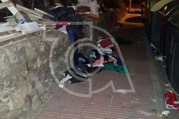 La falta de civismo llena Barrio Ponce de enseres y basura (Foto TA)