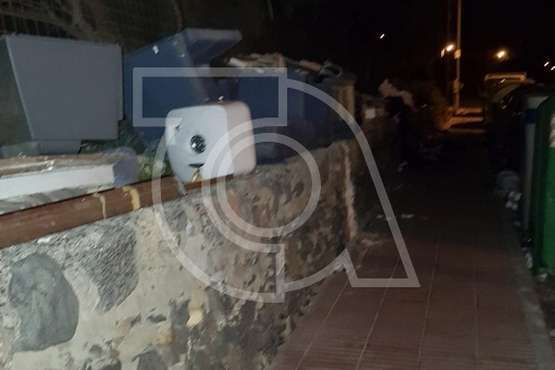 La falta de civismo llena Barrio Ponce de enseres y basura (Foto TA)