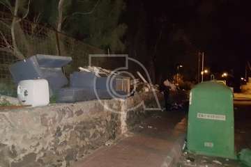La falta de civismo llena Barrio Ponce de enseres y basura (Foto TA)